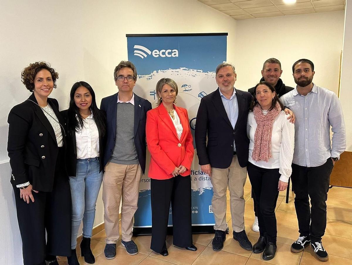 El alcalde de Plasencia, Fernando Pizarro, con José María Segura Salvador, presidente de Fundación Ecca y otras autoridades en la inauguración de la sede de Plasencia.