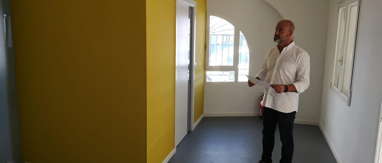 El concejal de Urbanismo, Javier Ferreres, en una visita reciente a las renovadas instalaciones del juzgado de paz.