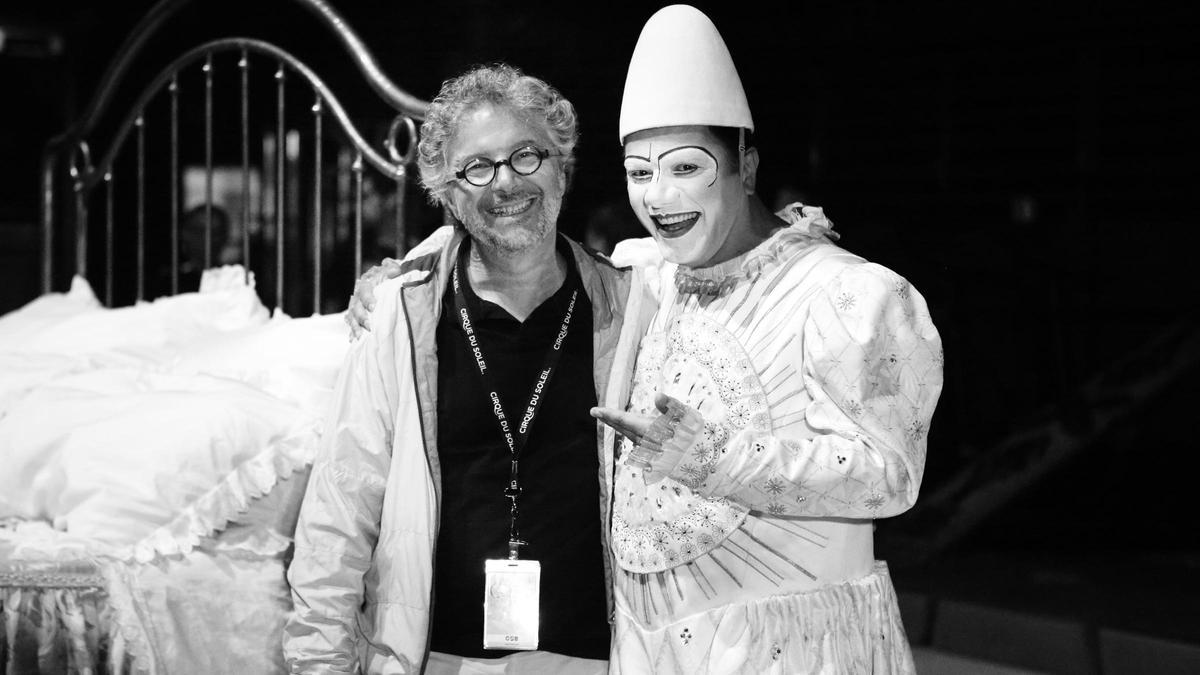 Daniele Finzi Pasca con el personaje protagonista de 'Corteo'