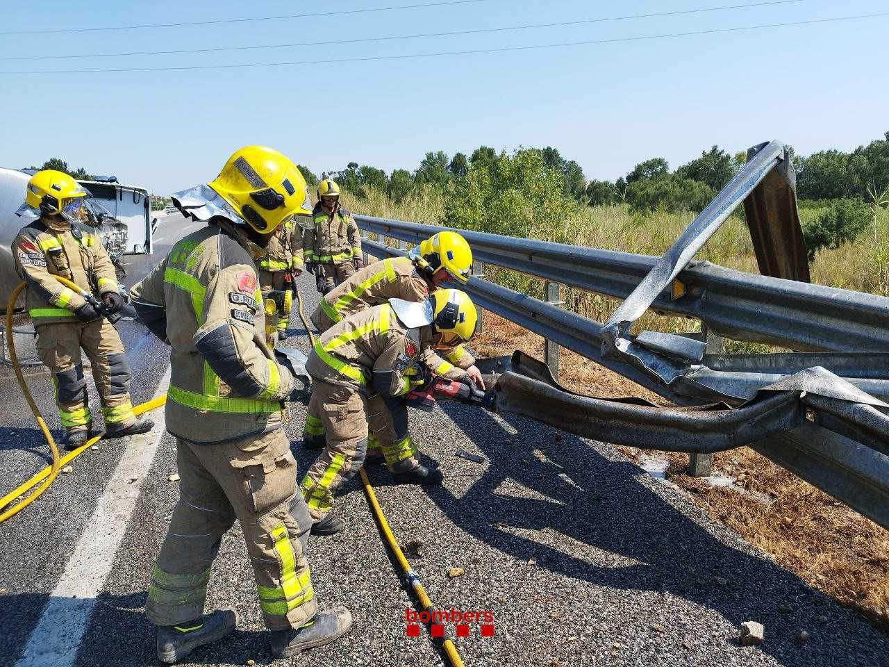 Un camió bolca i vessa 16 tones de greix animal a l'AP-7 a Biure