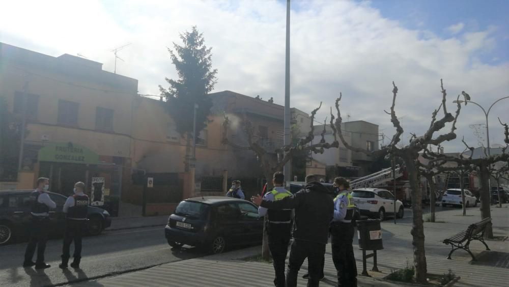 Un incendi en una casa al carrer Avinyonet de Figueres deixa un ferit amb un 20% del cos cremat