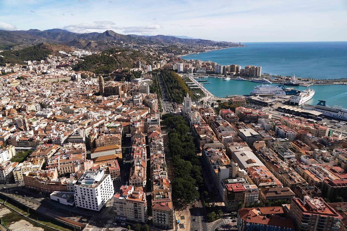 Una imagen aérea de Málaga capital, con la Malagueta y la zona de El Limonar al fondo.