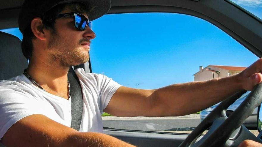 Em poden multar per conduir amb ulleres de sol?