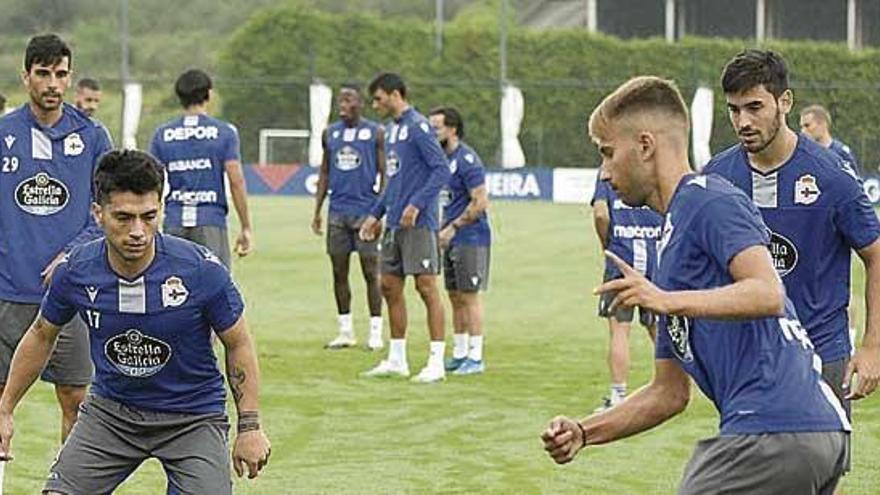 Nacho González, a la izquierda en un rondo con Bóveda, Queijeiro y Gandoy.