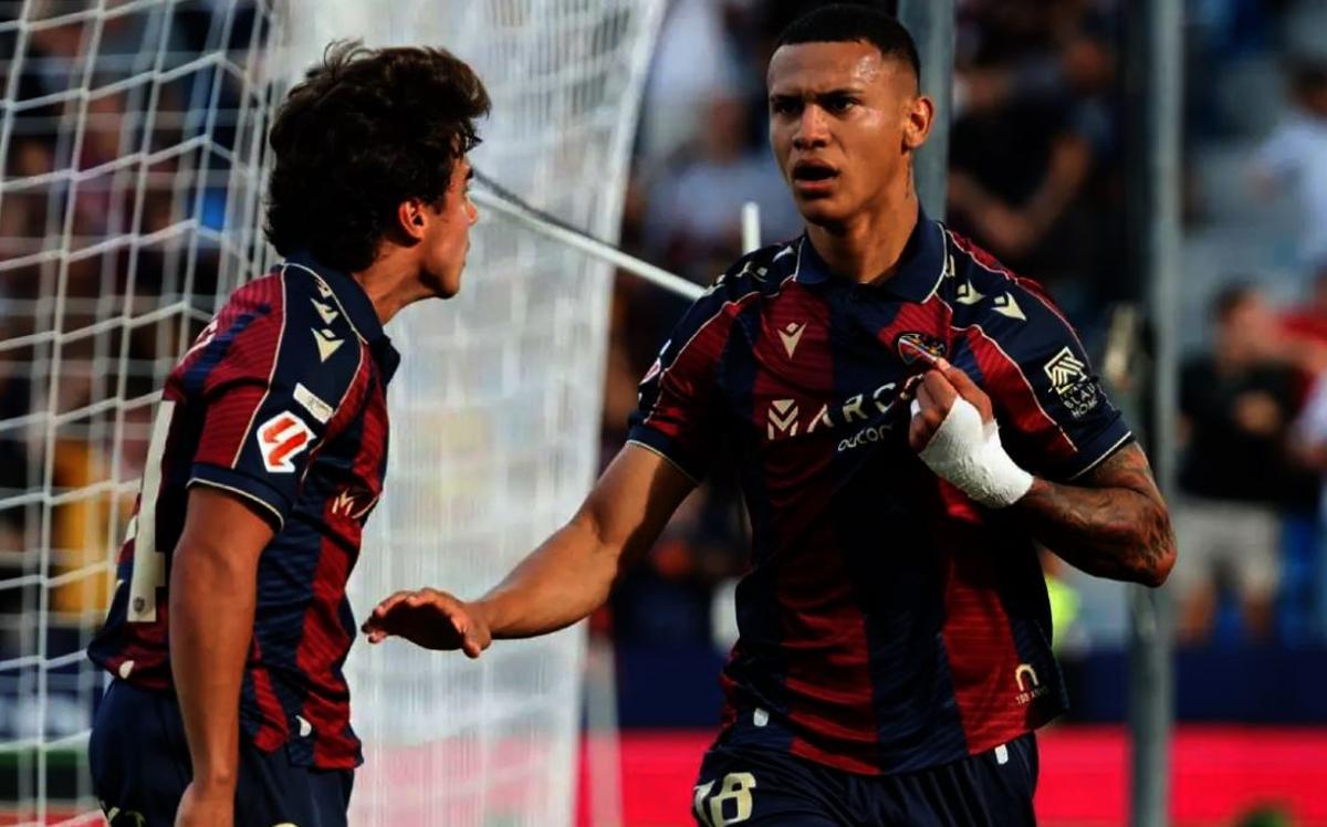 El centrocampista Kervin Arriaga, junto a Carlos Álvarez