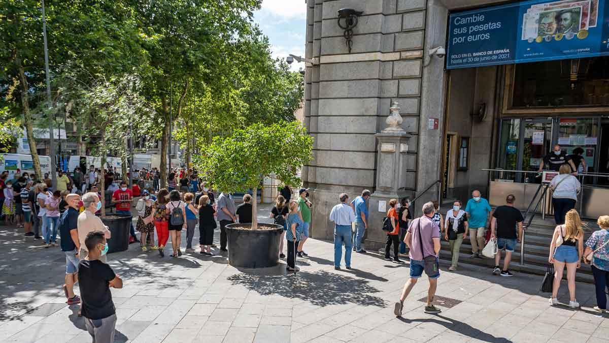 Colas en el Banco de España en Barcelona para cambiar pesetas por euros