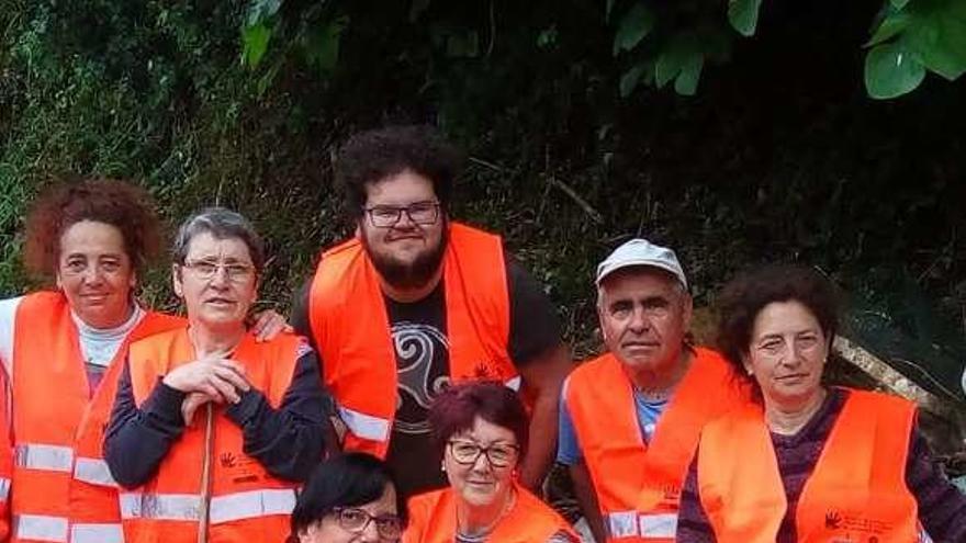 Un grupo de voluntarios que participaron ayer por la tarde en la limpieza del Camino de Santiago en La Plata.