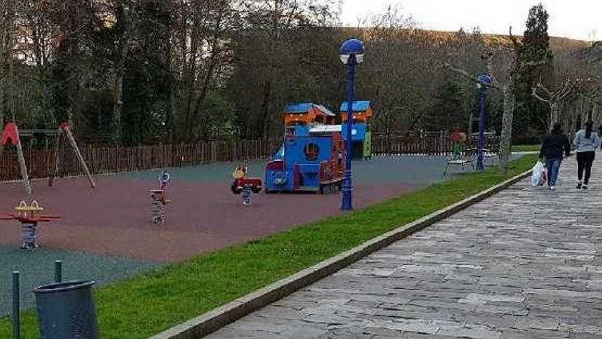 Vista del parque infantil junto al paseo Tierno Galván.