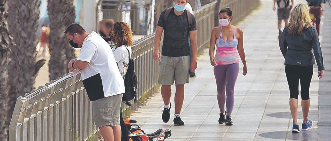 Personas con mascarillas por la Avenida Marítima de la capital grancanaria.  | ANDRÉS CRUZ