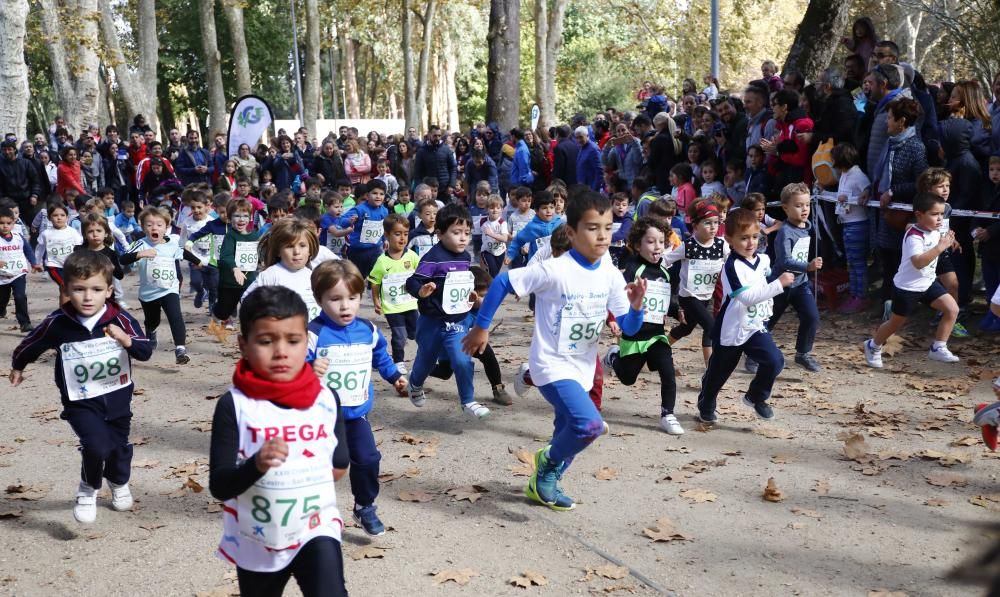 Más de 1.100 jóvenes atletas desafían a las bajas temperaturas para participar en la tradicional carrera de cross escolar.