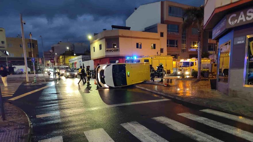 Un taxi vuelca en Vecindario