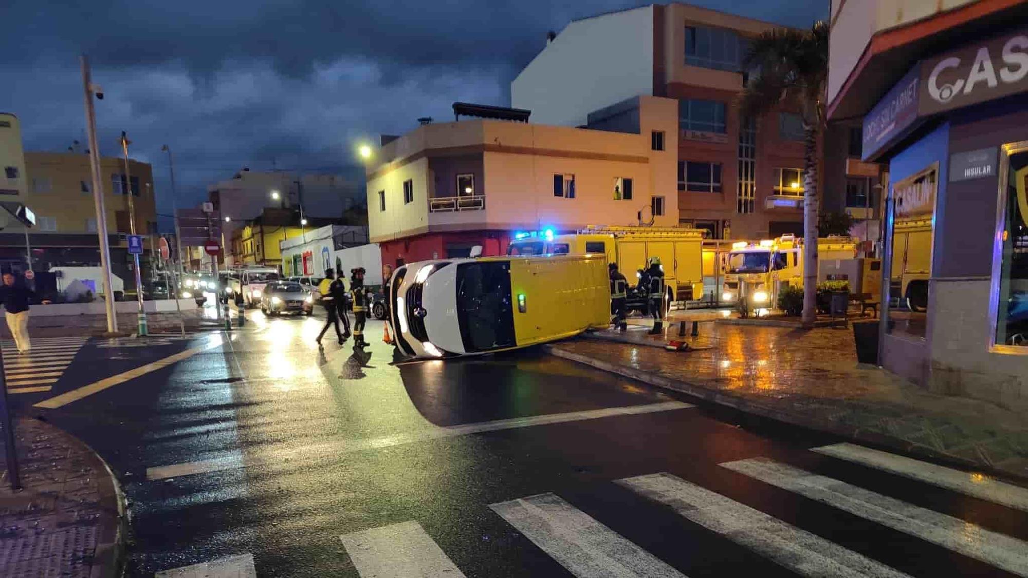 Un taxi vuelca en Vecindario