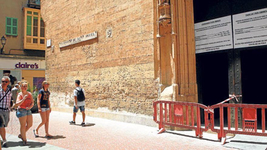 La iglesia de Sant Miquel ha cerrado por obras. Volverá a abrir en agosto.