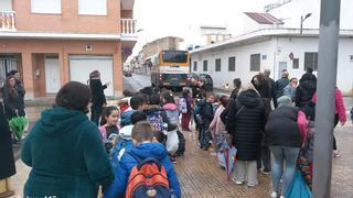 “Encima de afectados por la dana, no podemos nunca entrar a las 9 al colegio por la falta de bus"