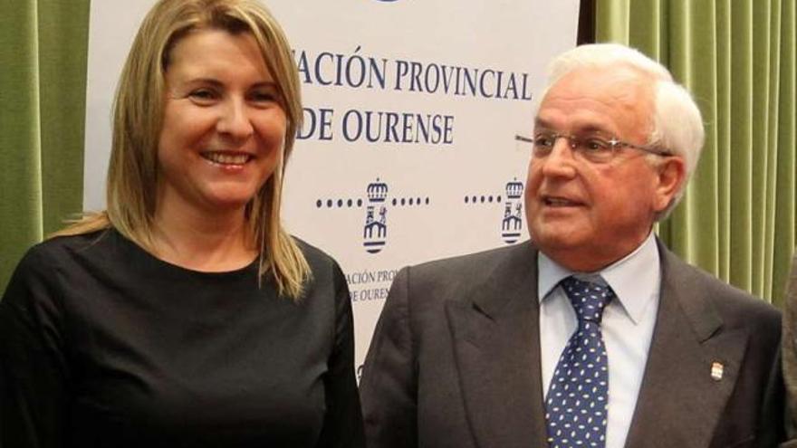 Olga Mojón, gerente del Teatro Principal, y el expresidente de la Diputación, José Luis Baltar.  // Jesús Regal