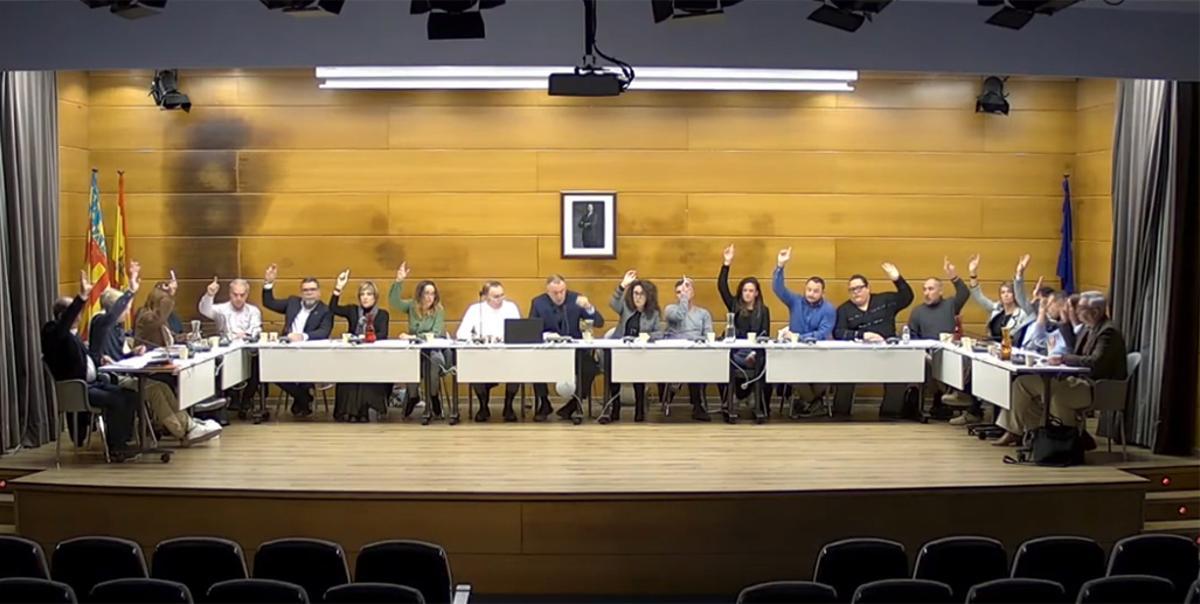 Votacion en el pleno de Altea de todos los concejales aprobando la solicitud de una rotonda para el cruce de acceso a Altea la Vella