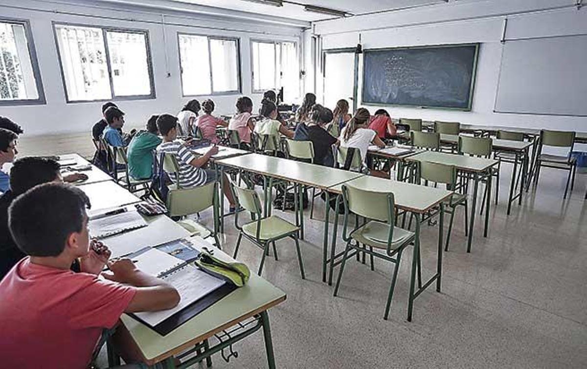 Alumnos en un aula de un instituto de Mallorca.