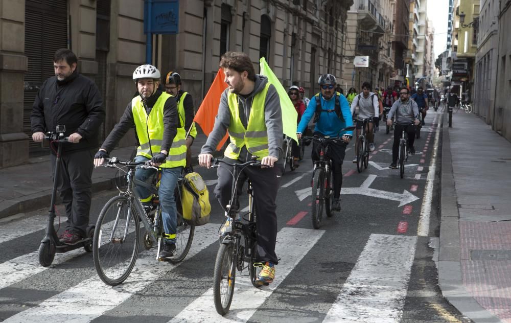 200 ciclistas exigen frente al Ayuntamiento una vía verde en La Cantera.