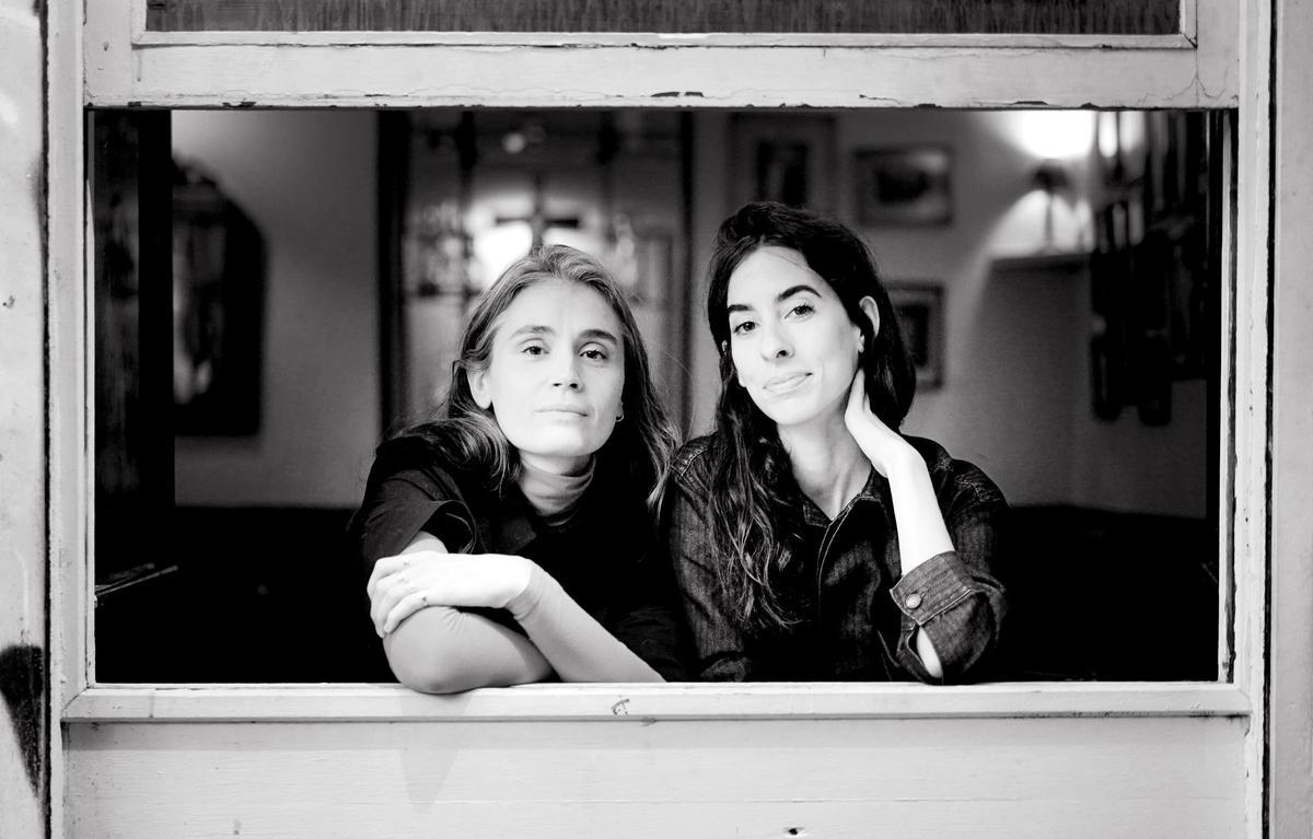 Ana Garriga y Carmen Urbita, autoras del libro 'Instrucción de novicias', basado en el pódcast 'Las hijas de Felipe'.