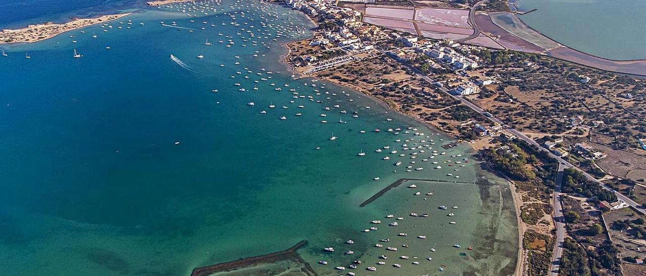 Vista aérea de s’Estany des Peix con centenares de embarcaciones fondeadas en agosto.