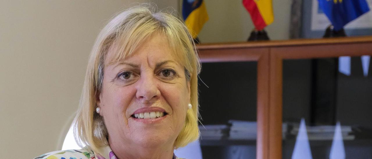 La directora general de Formación Profesional y Educación para adultos, Rosario Gañán Pérez, en su despacho en la capital grancanaria.