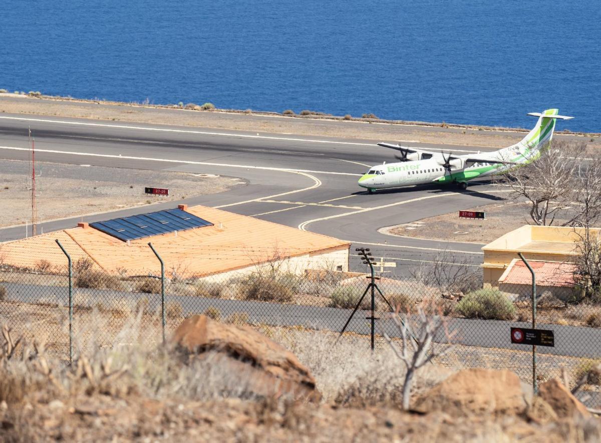 Un avión en la pista del aeropuerto de La Gomera. | E. D.