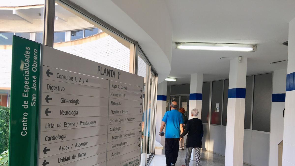 Fotografía del pasillo de un centro de salud andaluz.