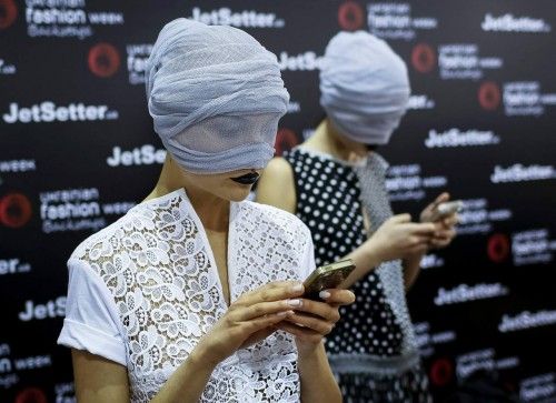 Modelos esperando entre bastidores durante la Semana de la Moda de Ucrania en Kiev