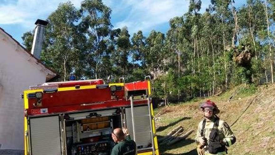 Una de las motobombas en Saiáns ayer. // FdV