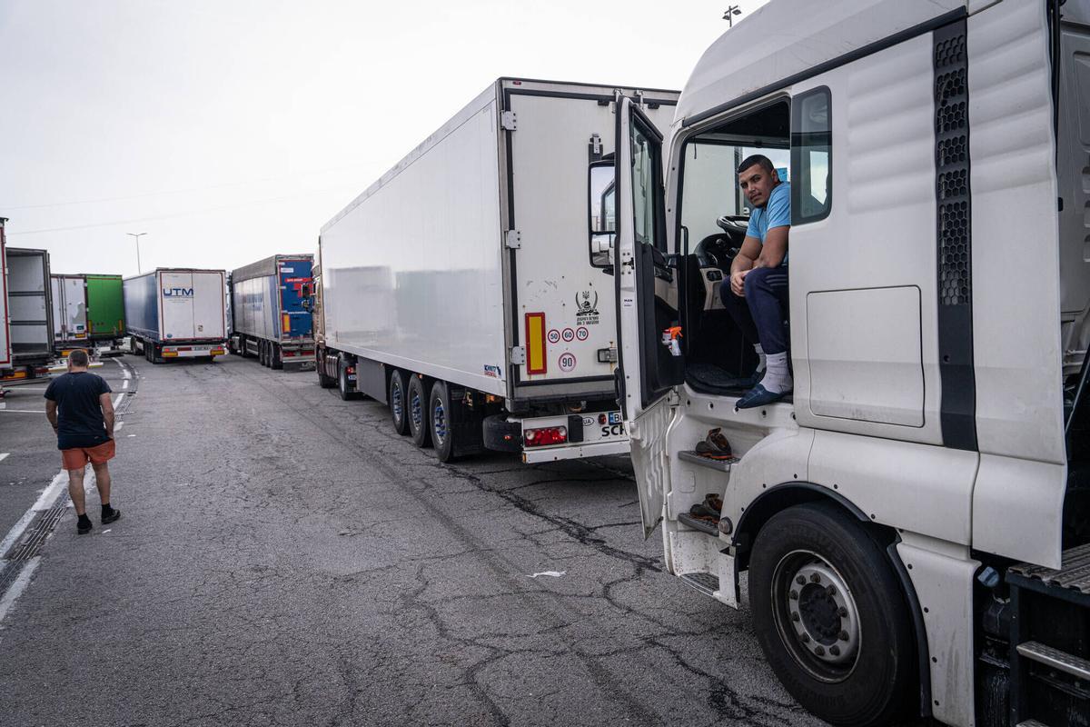 Camiones estacionados en un área de servicio