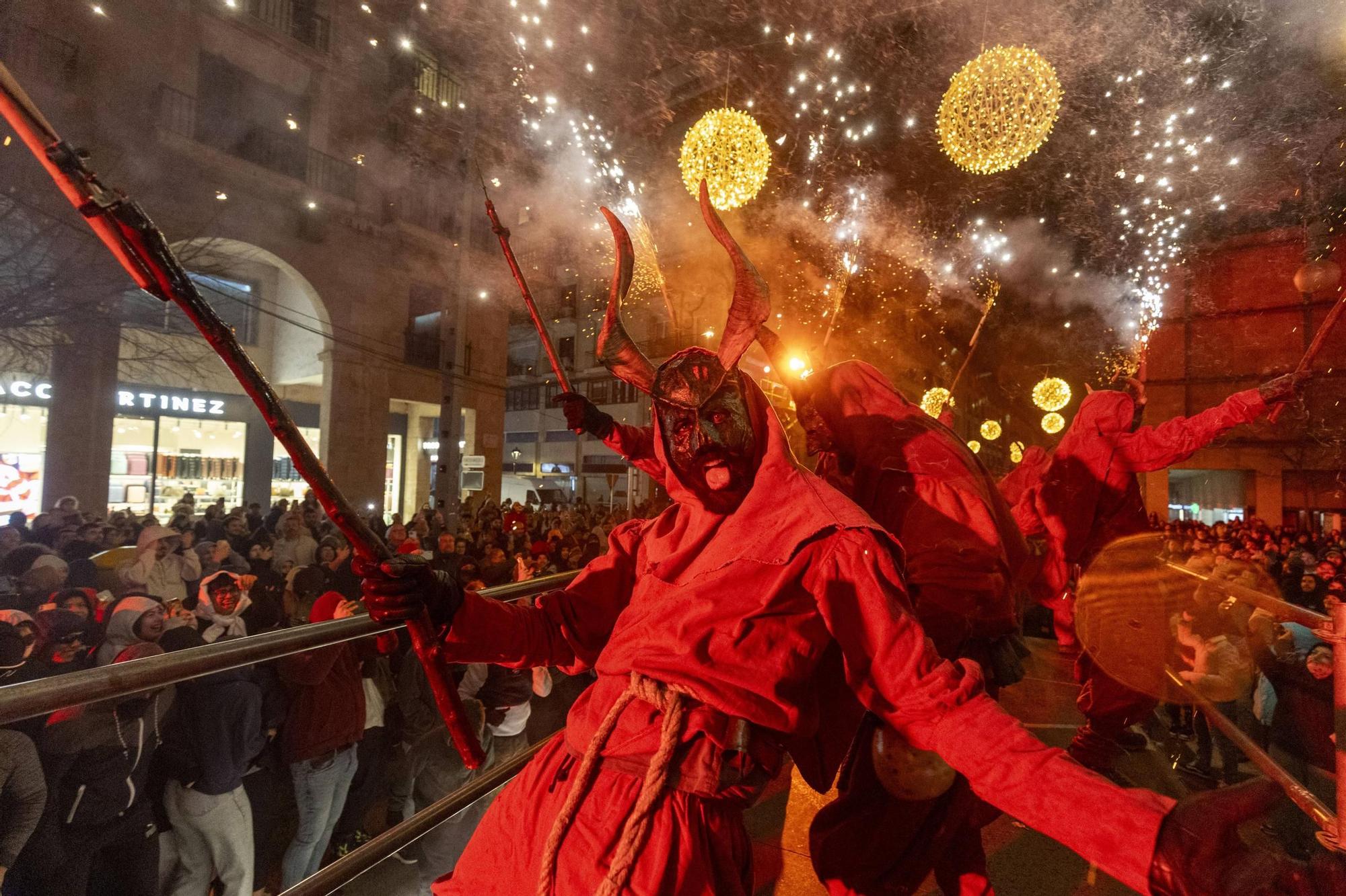 FOTOS | Palma dice adiós a las fiestas de Sant Sebastià con un Correfoc que sigue encandilando