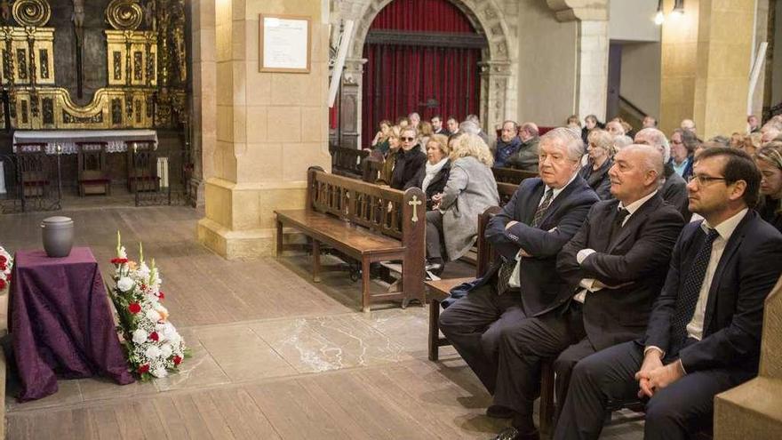 La urna con las cenizas del doctor José Ramón Curto, ayer, durante el funeral celebrado en la iglesia de San Tirso el Real, en Oviedo.