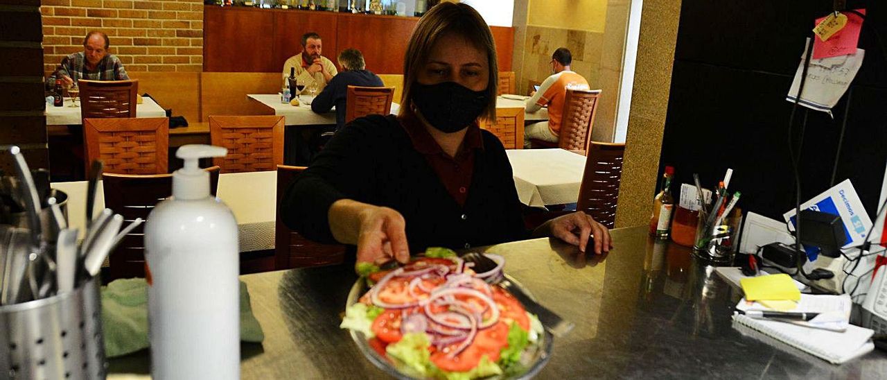 Una camarera del Grellada recoge una ensalada para servir una mesa en el local, ayer.   | // GONZALO NÚÑEZ