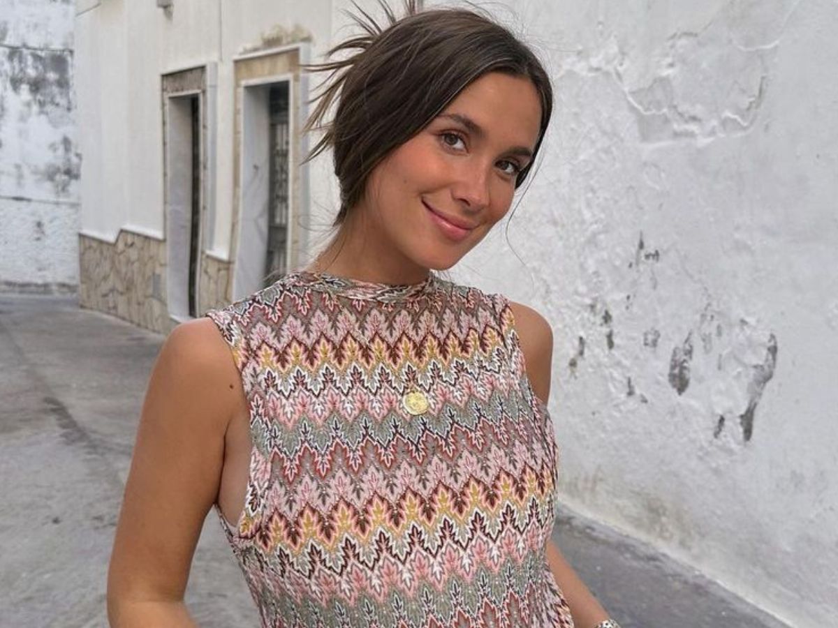 María Pombo con vestido con estampado en zigzag.
