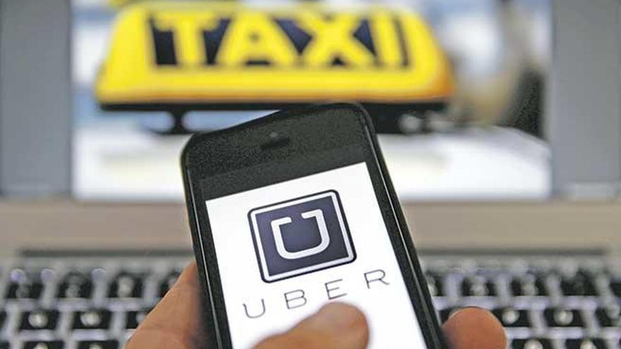 Con Uber se puede pedir un coche con chofer a través de móvil: es como un taxi, pero, a diferencia del taxi, pueden poner el precio que quieran.