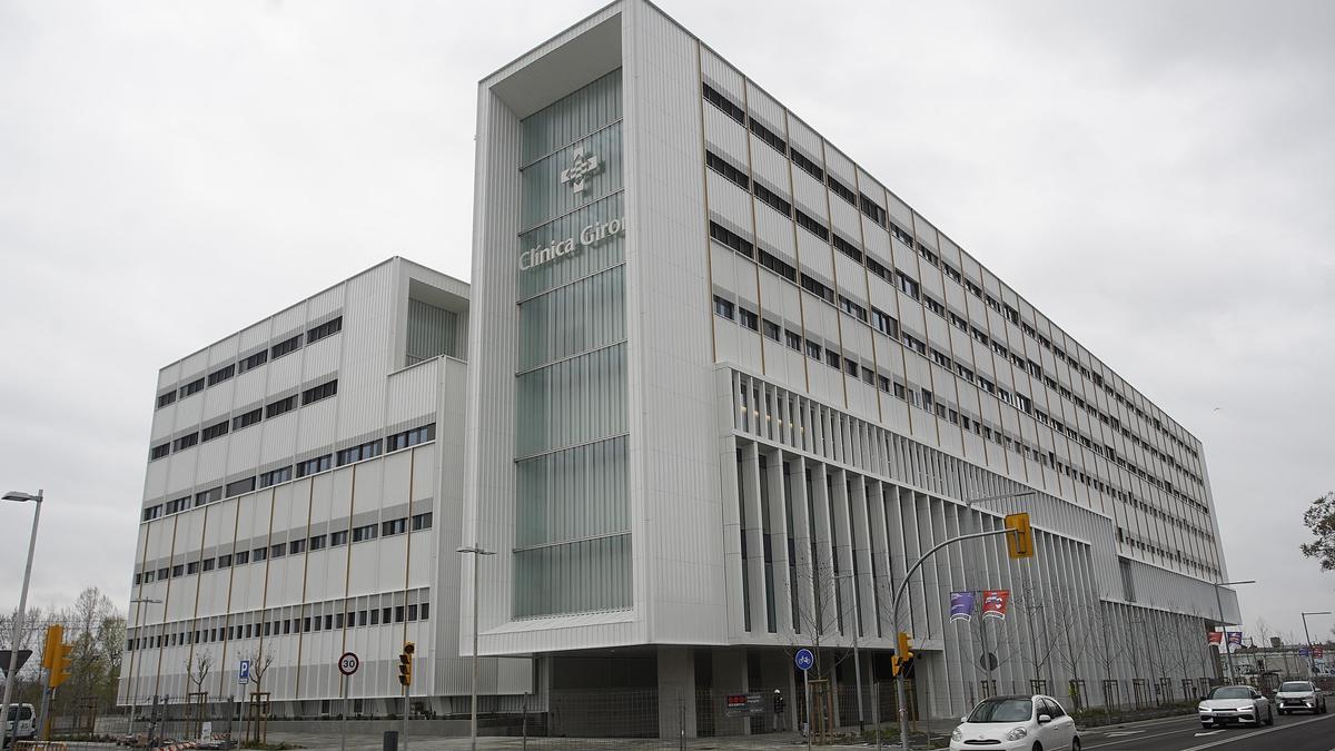 La Clínica Girona, aquesta tarda, amb els exteriors acabats.