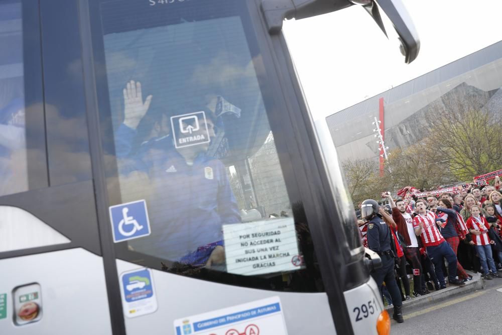 Derbi asturiano: Llegada de aficionados y los autobuses de los equipos a El Molinón