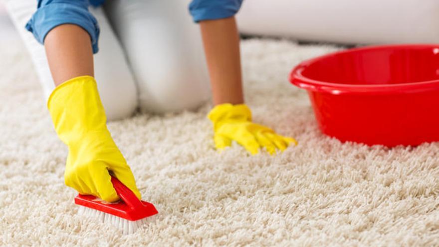 Esta es la manera más fácil de limpiar una alfombra sin aspirador