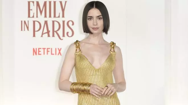 Si paras en el minuto 0:23 del tráiler de 'Emily in Paris 5' descubrirás la mascarilla que usan las famosas para rellenar arrugas