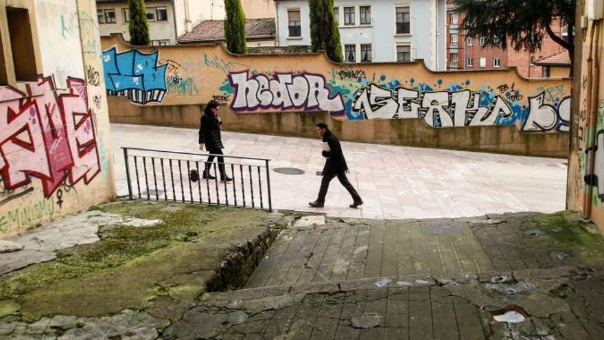 Policías locales identifican a unos  jóvenes que llevaban utensilios para hacer grafitis