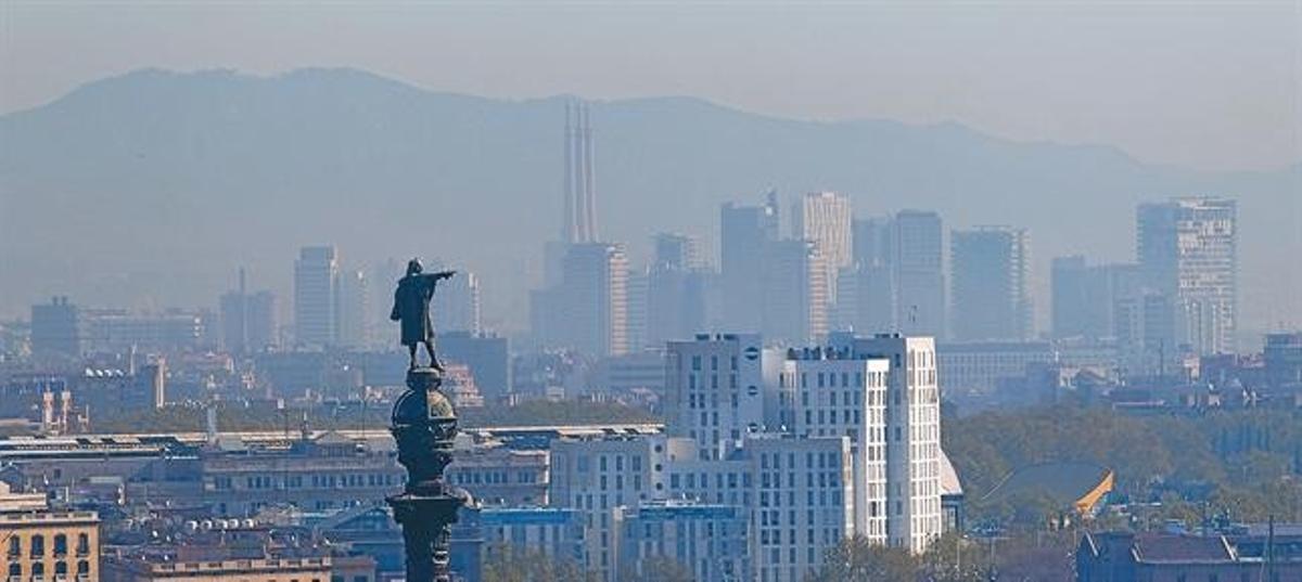 Aspecte de Barcelona,ahir al matí, vistades de Montjuïc,