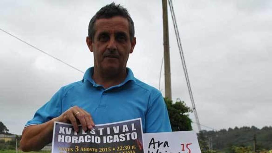 Justo García, con dos carteles de la actuación.