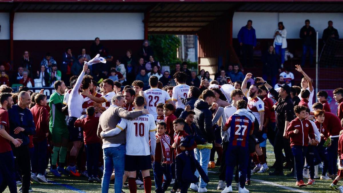 Los futbolistas del Gijón Industrial celebran la permanencia junto a la afición en Santa Cruz.