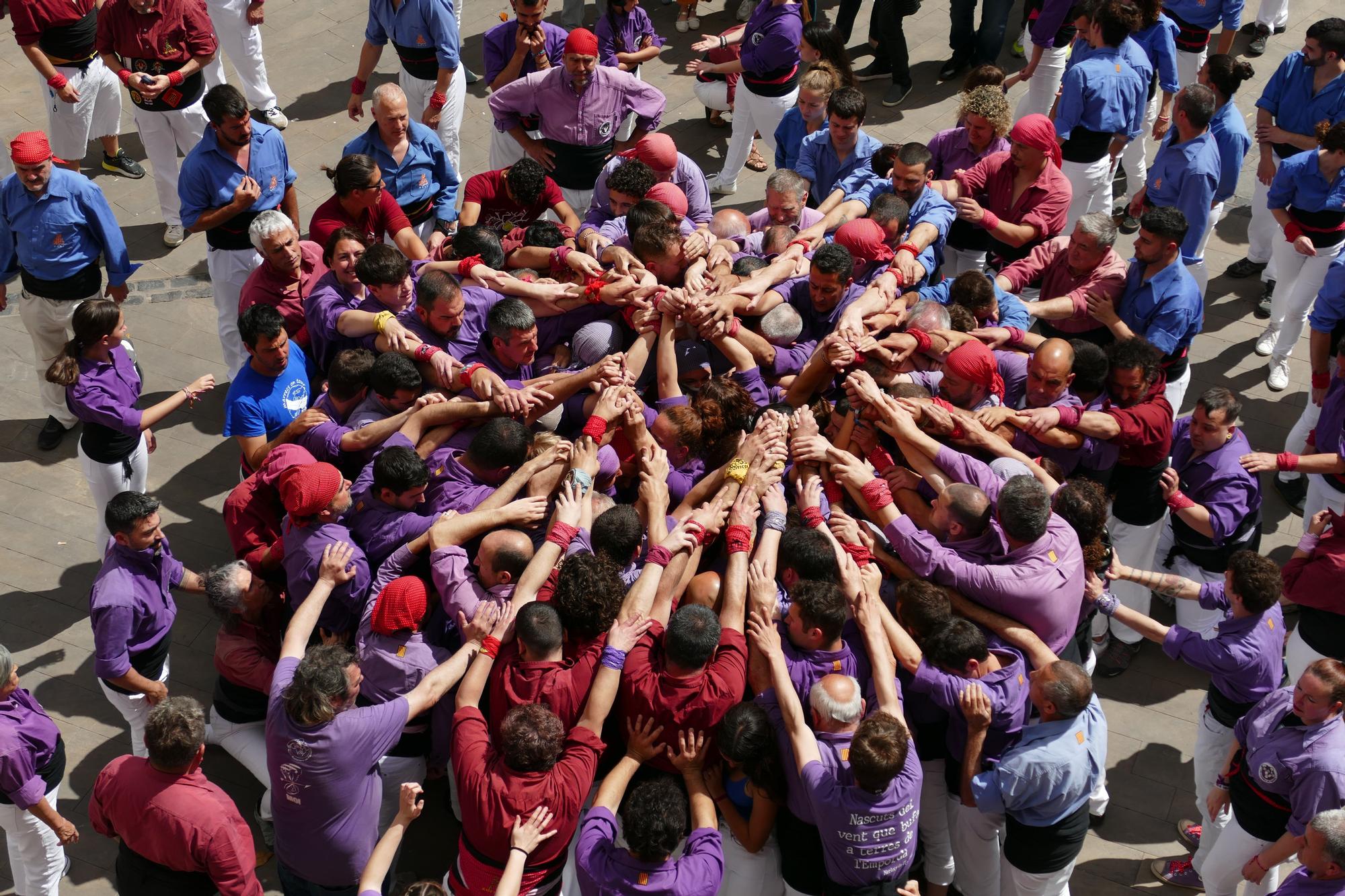 La plaça es tenyeix de colors amb la Diada Castellera de Santa Creu