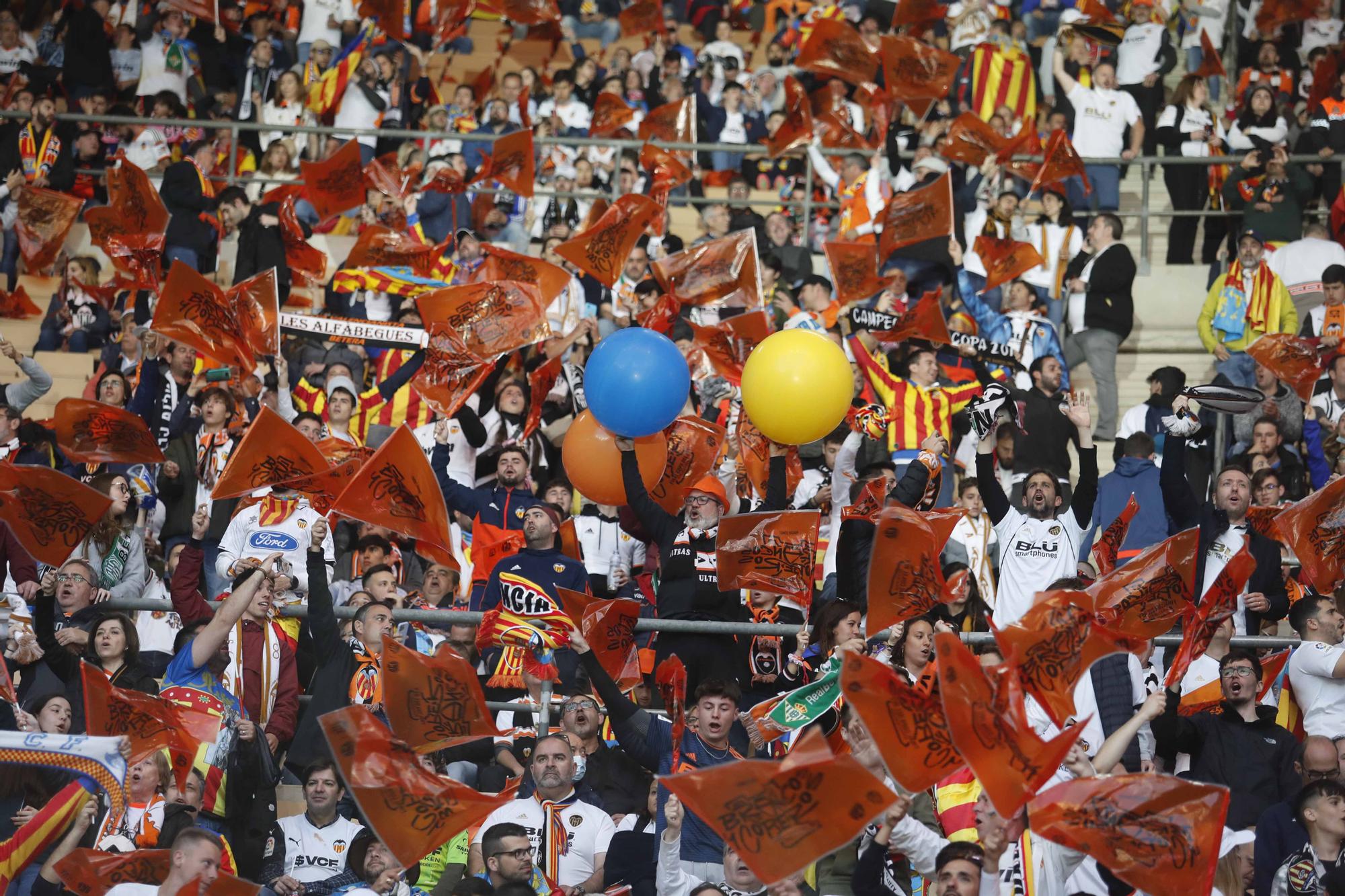 La afición valencianista llena de color el estadio de La cartuja