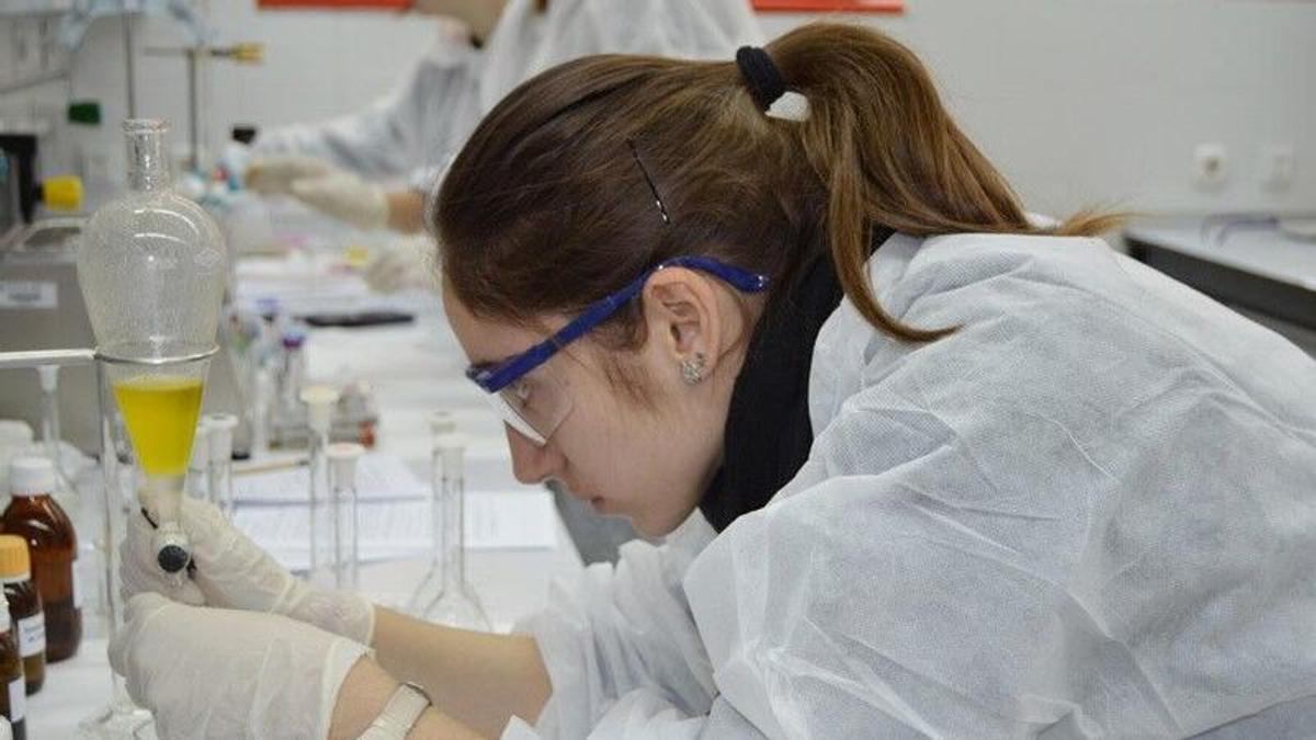 Una científica en un laboratorio.