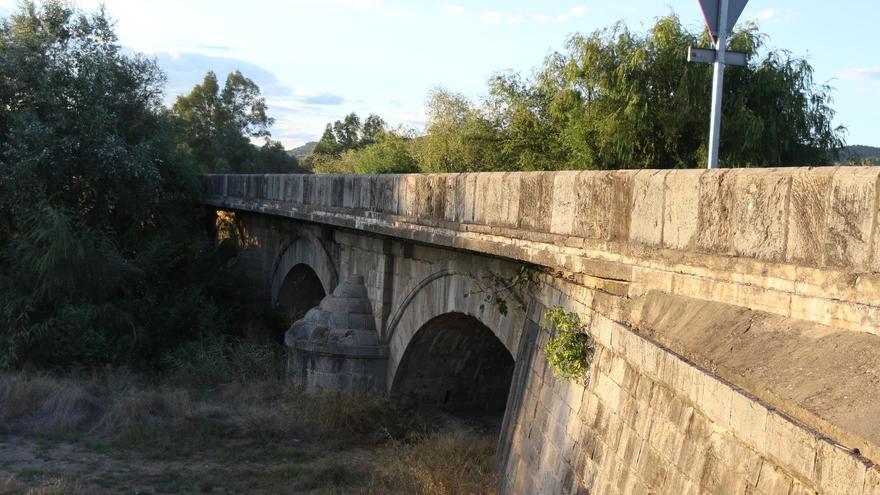 La detección de unas canalizaciones retrasa la obra del puente de Alcolea