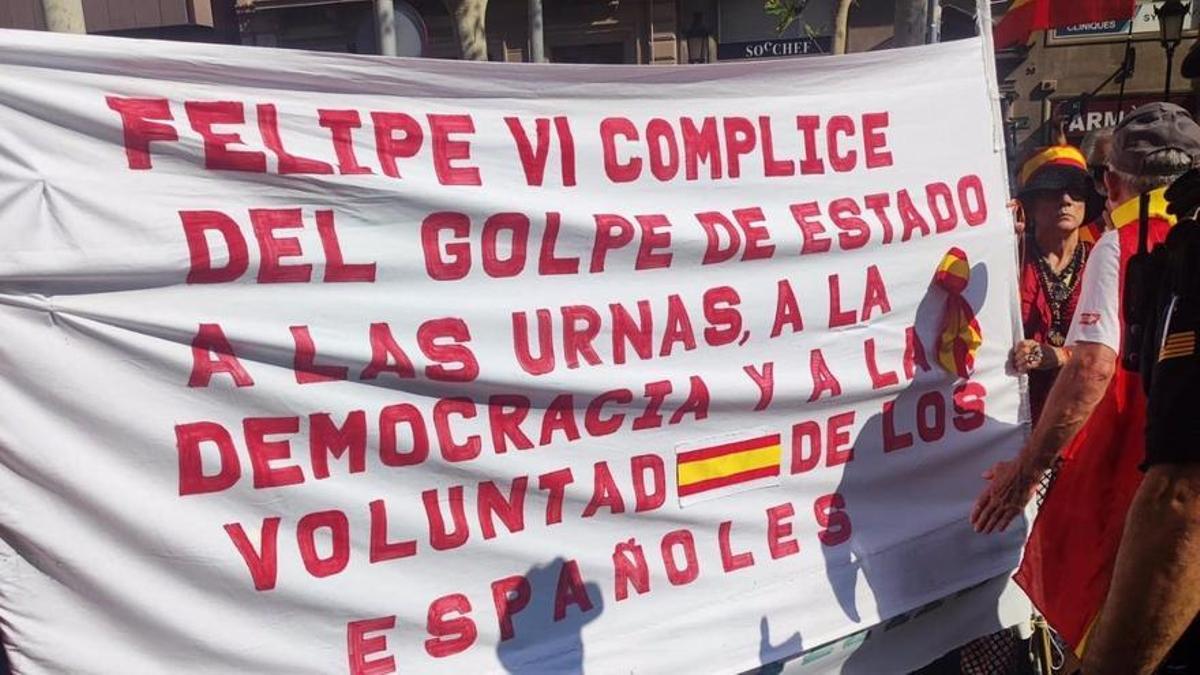 Apartan de la cabecera de la marcha de Barcelona a dos personas con una pancarta contra el Rey.
