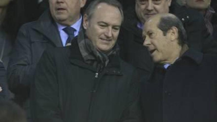 Alberto Fabra, con Llorente, en el palco de Mestalla, en febrero.