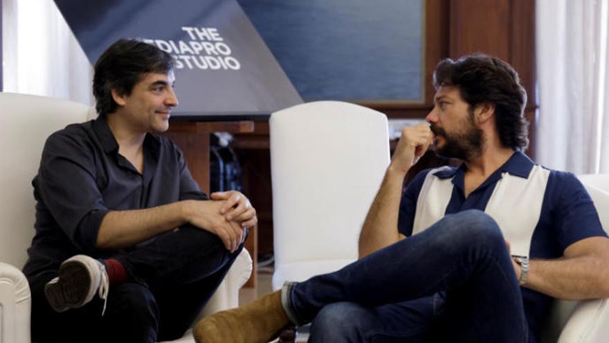 Álvaro Morte (d) (El Profesor en &quot;La casa de papel&quot;) conversa con el director de cine Jorge Dorado (i).